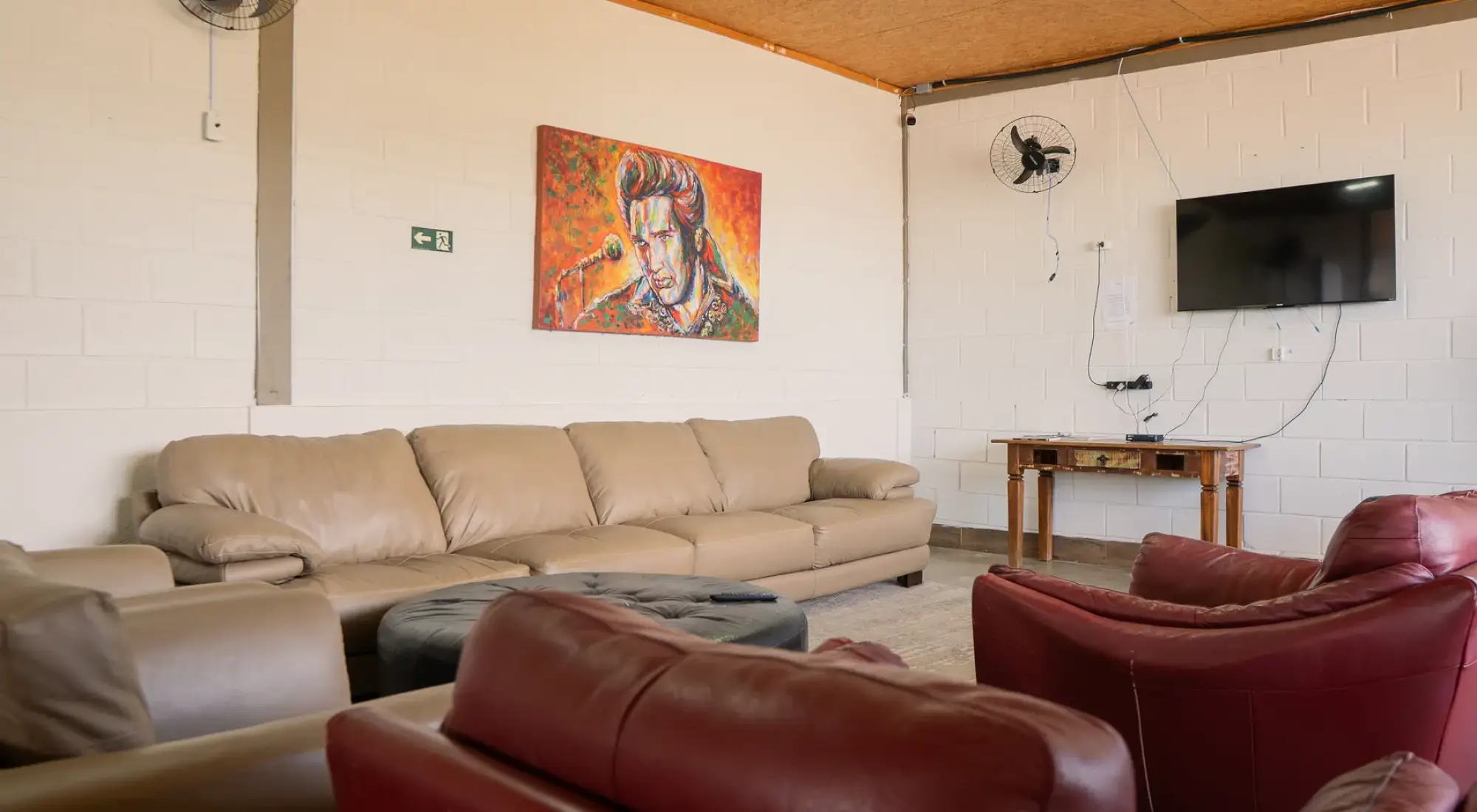 Sala de convivência com sofás dispostos em roda para os grupos