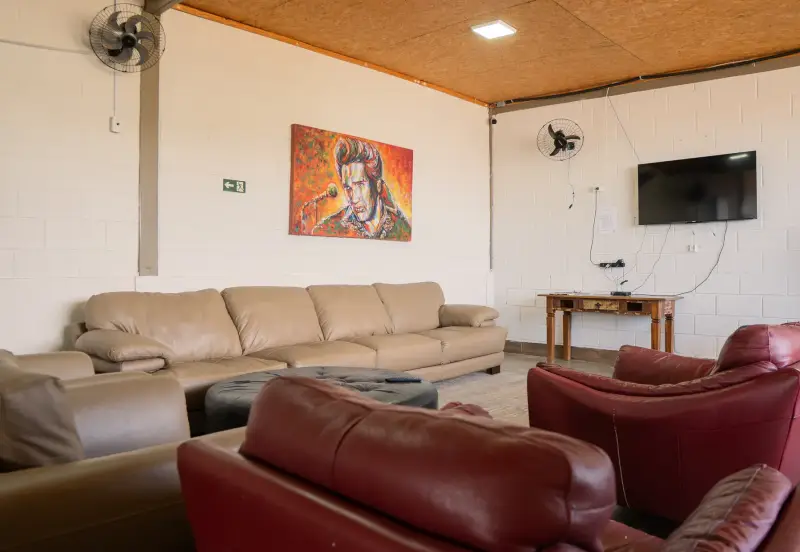 Sala de convivência com sofás dispostos em roda para os grupos