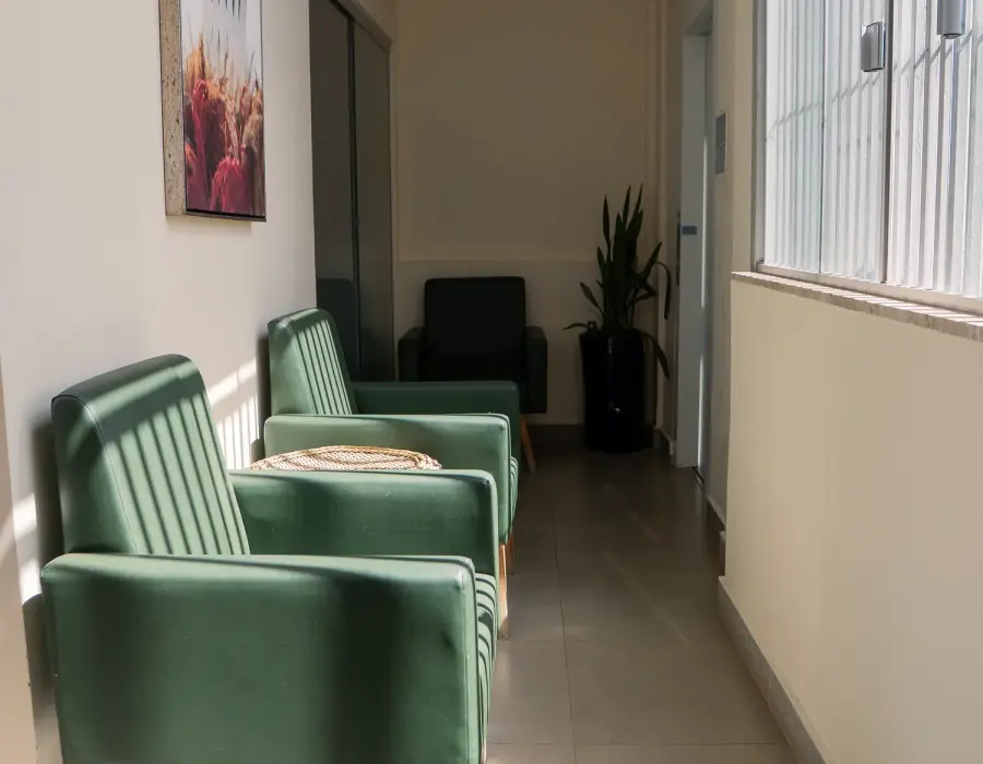 Espera reservada com poltronas ao lado dos consultórios