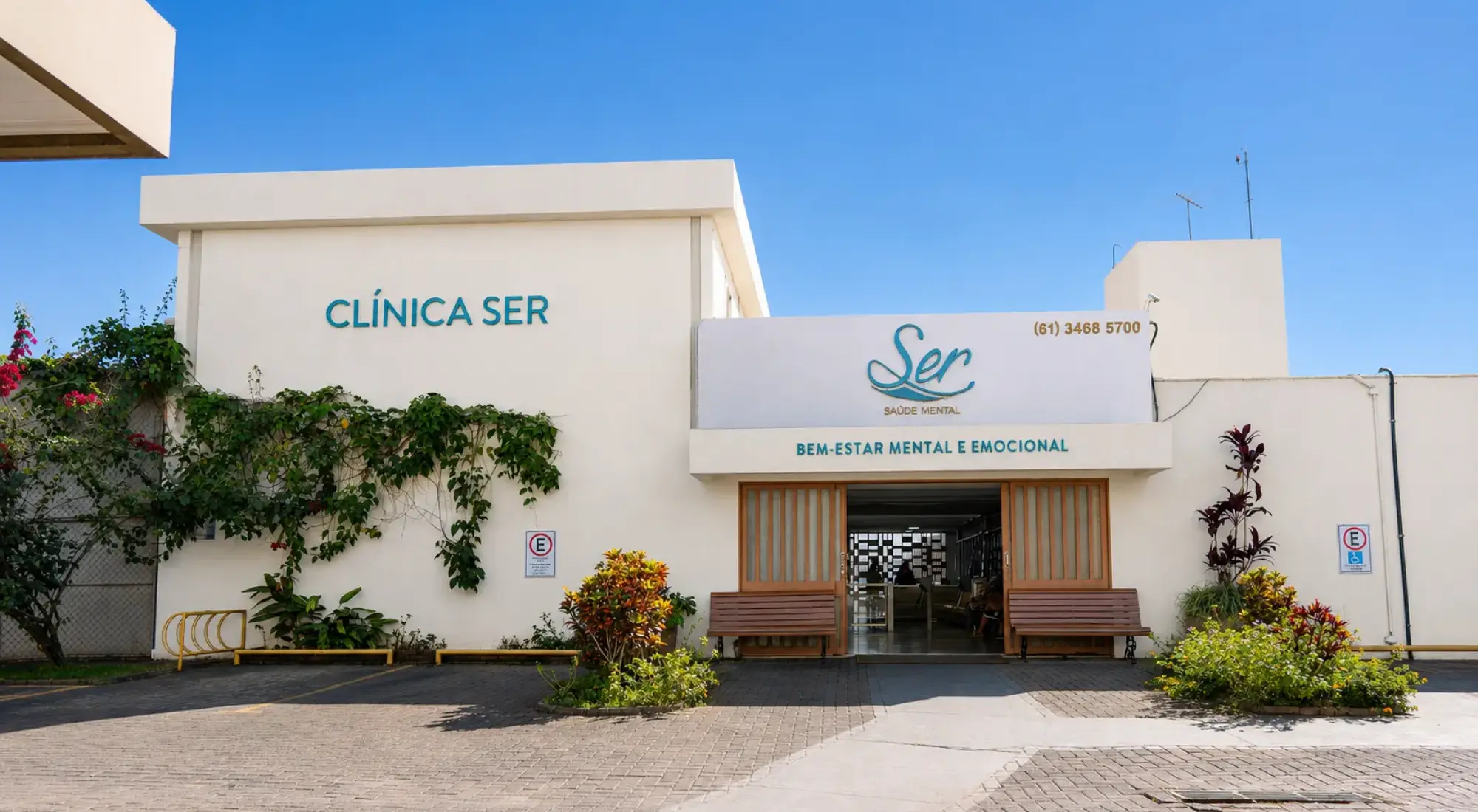 Entrada principal da Clínica Ser vista da área de estacionamento
