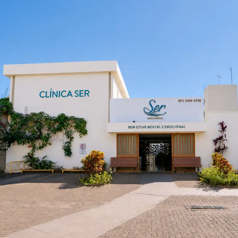Fachada da Clínica Ser em enquadramento vertical, com a placa de identificação
