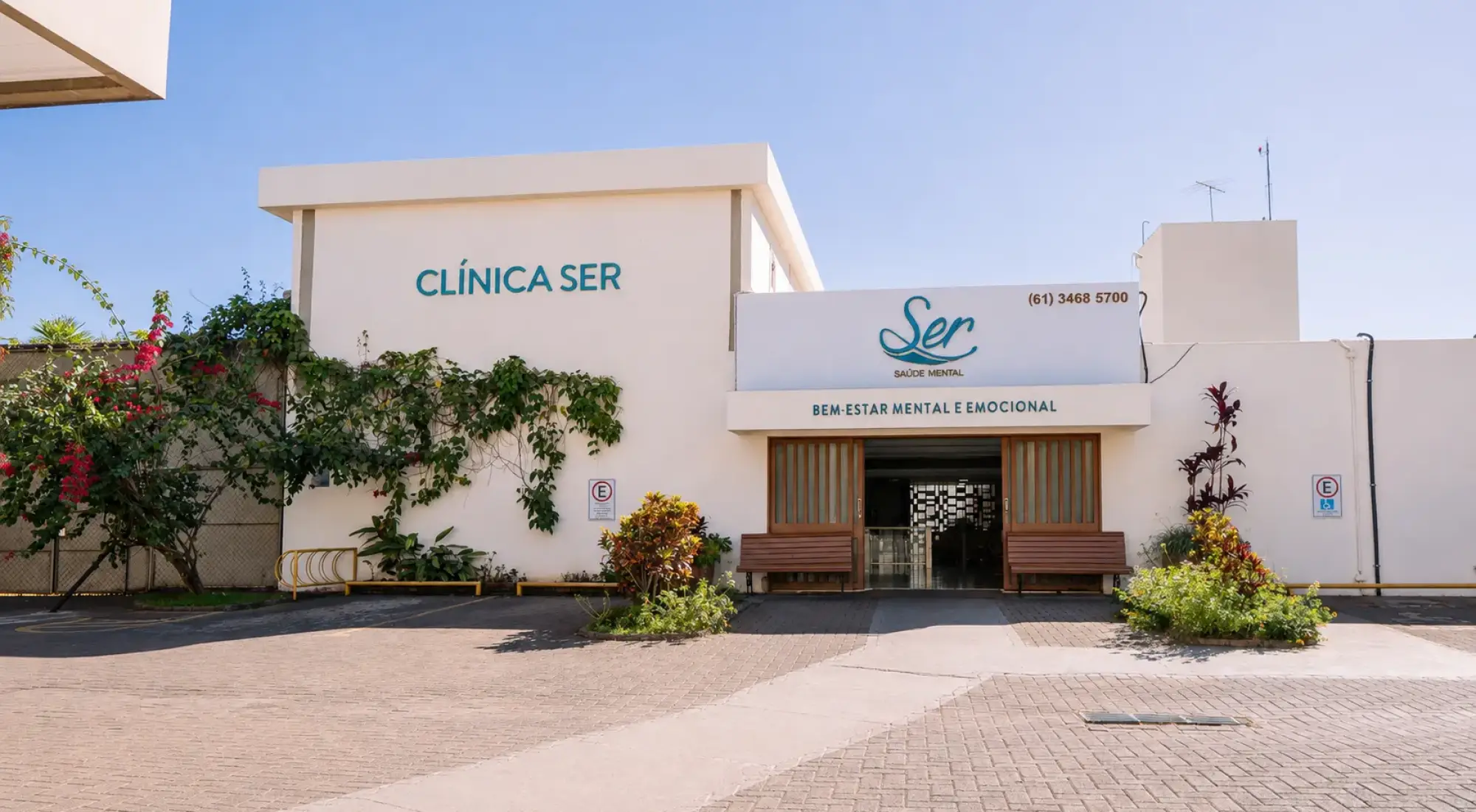 Fachada da Clínica Ser no Lago Norte, com jardim florido na entrada