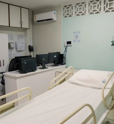 Posto de enfermagem ao lado do leito, com estação de trabalho da equipe